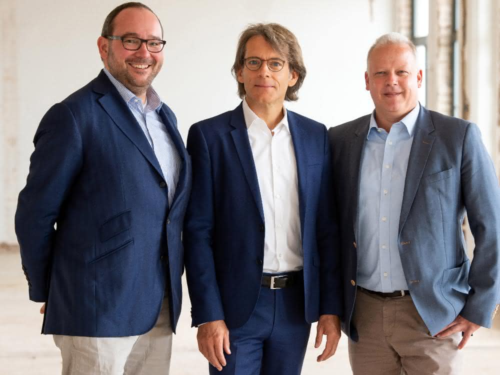 Joachim Kreuzburg (Mitte), Vorstandsvorsitzender von Sartorius und die beiden Life-Science-Factory-Geschäftsführer Marco Janezic (links) und Sven Wagner (rechts).