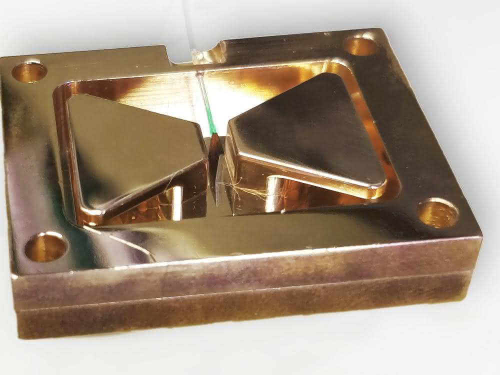 Der spezielle Diamant befindet sich für das Experiment in einer Kammer. Die Defekte im Diamantgitter sind entscheidend für das Auslösen des Effekts. Der spezielle Diamant befindet sich für das Experiment in einer Kammer. Die Defekte im Diamantgitter sind entscheidend für das Auslösen des Effekts.