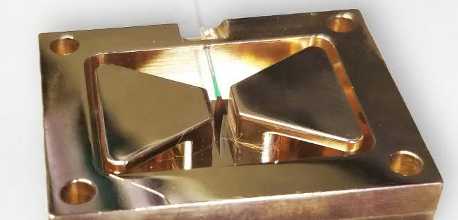 Der spezielle Diamant befindet sich für das Experiment in einer Kammer. Die Defekte im Diamantgitter sind entscheidend für das Auslösen des Effekts.