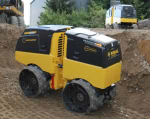 Auch die Grabenwalze BMP 8500, ausgestattet mit Economizer, ist am Bomag-Messestand zu sehen. Leuchtdioden an der Maschine zeigen dem Bediener den Verdichtungsgrad an und warnen vor Überverdichtung.