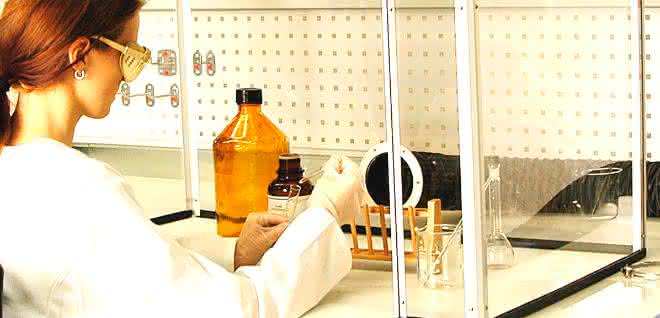 Halboffenes System als Erfassungselement – über einen Schlauch mit der Absauganlage verbunden. Halboffenes System als Erfassungselement – über einen Schlauch mit der Absauganlage verbunden.