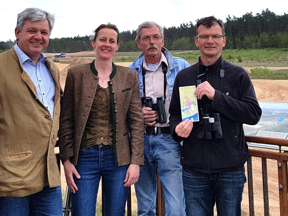 v.l.n.r.: Wolfgang Zapf, Dr. Ruth Dirsch, Wolfgang Chunsek, Bernd Michl beim Startschuss für das Artenschutzprojekt für die Vogelarten Wiedehopf und Wendehals in der Sandgrube Kreuzstein, Schwaig b. Nbg.
