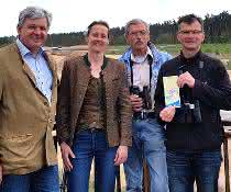 v.l.n.r.: Wolfgang Zapf, Dr. Ruth Dirsch, Wolfgang Chunsek, Bernd Michl beim Startschuss für das Artenschutzprojekt für die Vogelarten Wiedehopf und Wendehals in der Sandgrube Kreuzstein, Schwaig b. Nbg.