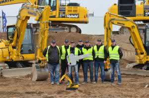 Erfolgreiche Teilnehmer mit Baumaschinenführerschein (v. l. n. r.): Sven Wunder, Michael Bertele, Kevin Redeker, Adam Wicinski, Marcel Gehring, Christian Oldenburg und Maik Timmermann (Abb.: Komatsu)