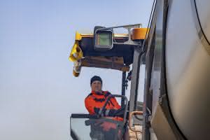 Straßenbau: PaveDock Assistant von Vögele vereinfacht Mischgutübergabe Grünes Licht für perfekte Kommunikation – der PaveDock Assistant von Vögele erleichtert den Beschickungsprozess erheblich.