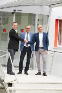 Baumit-Geschäftsführer Heiko Werf (Mi.) bei der Vorstellung von Sebastian Rettke (li.), der die Nachfolge von Bernd Frey (re.) antritt.  (Abb.: Baumit)  