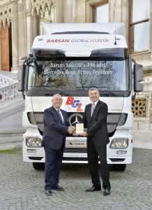 Bagger und Radlader: Mercedes-Benz Türk: Größter Lkw-Flottenauftrag in seiner Geschichte gewonnen Süer Sülün (r.), Leiter Sales & Marketing der Mercedes-Benz Türk, übergibt Cengiz Çaptuğ (li.), Vorsitzender der Geschäftsleitung Barsan Global Logistics, den 450. Actros 1841. (Abb.: Daimler Global Media Site)