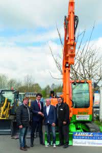 Artikelsuche: Yanmar: Starke Partner im Sportplatzbau Michael Heiler, Geschäftsführer Heiler, Jean-Marc Reynaud, President Yanmar Construction Equipment Europe, Udo Heiler, Geschäftsführer Heiler und Manuel Lopez-Infantes, Geschäftsführer Lopez-Infantes Baumaschinen (v.l.n.r.). (Abb.: Yanmar)