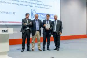 Den „Best Supplier Award" 2015 nahm Emmanuel Ladent (3.v.l.), Direktor Michelin Agricultural Division, bei der Preisverleihung in Turin persönlich entgegen. (Abb.: Michelin)