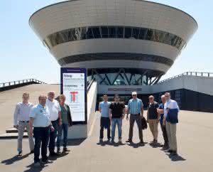 Artikelsuche: Bau: Fahrtraining im Porschezentrum Acht Gewinner und die Teckentrup-Vertriebsleiter vor dem Porsche-Zentrum Leipzig: Die Preisträger des Teckentrup-Experten-Quiz von der BAU. (Abb.: Teckentrup)
