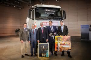 Heinz Uliczka, Verkaufsleitung Mercedes-Benz Lkw/Centerleitung Dortmund; Andreas Schmid, Leiter Mercedes-Benz Lkw Vertrieb und Services Deutschland; Thomas Conzendorf, Vorstand Remondis; Max Köttgen, Vorstand Remondis und Josef Holtermann, Leiter Einkauf Remondis, bei der Übergabe des 10.000sten Mercedes-Benz an die Rethmann-Gruppe. (Abb.: Daimler) 