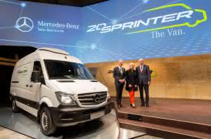 Volker Mornhinweg, Leiter Mercedes-Benz Vans, Hannelore Kraft, Ministerpräsidentin des Landes Nordrhein-Westfalen, und Dr. Dieter Zetsche, Vorstandsvorsitzender der Daimler AG und Leiter Mercedes-Benz Cars, gratulierten (v.l.n.r.) ( Abb.: Mercedes-Benz) 