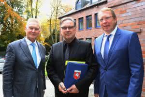 Präsident Walter Derwald (li.) mit dem Günther Hoffmann aus dem Bundesbauministerium (Mitte) und Hauptgeschäftsführer Hermann Schulte-Hiltrop des Baugewerbeverbandes Westfalen. (Abb.: Bauverbände Westfalen) 
