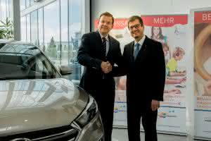 Markus Schrick, Geschäftsführer Hyundai Motor Deutschland (links) und Oliver Merkelbach, Caritasdirektor der Diözese Rottenburg-Stuttgart (rechts). (Abb.: Hyundai) 