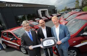 Frank Matzerath, Hyundai Motor Deutschland, Peter Wawrik, Vorstandsvorsitzender Caritas Soest und Benjamin Göttgens, Geschäftsführer Autohaus Göttgens (v.l.n.r.). (Abb.: Hyundai)