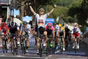 Artikelsuche: Soudal: Verkaufsaktion zur Tour de France Wenn André Greipel bei der Tour de France als Etappensieger durchs Ziel fährt, verschenkt Hauptsponsor Soudal drei handsignierte Gewinnertrikots. (Abb.: Soudal)