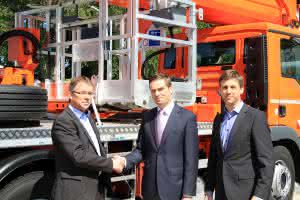 Artikelsuche: Ruthmann: AMCO für Spanien an Bord Rolf Kulawik (Geschäftsführer Ruthmann) sowie Bert Wiegel (CEO AMCO Machinery & Consulting) und Uwe Strotmann (Gesamtvertriebsleiter) besiegeln bei einem Treffen die neue Zusammenarbeit (v. l. n. r.). (Abb.: Ruthmann)