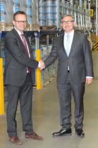 Mark Eslamlooy, CEO der Ardex-Gruppe (rechts) und Christian Groß, Geschäftsführer von Wakol. (Abb.: Wakol)