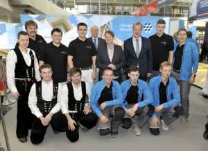 Gruppenbild der Ministerin (bei ihrem Messerundgang)  mit dem Nationalteam des Deutschen Baugewerbes auf der BAU 2015. (Abb.: Messe München International) 