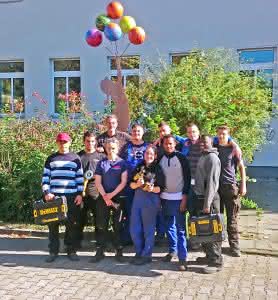 Mit einer Werkzeugspende unterstützt Stanley Black & Decker die gemeinnützige Helmut Ziegner Berufsbildung in Berlin. Akku-Schlagschrauber und -Winkelschleifer der Marke Dewalt kommen jetzt in der Werkstatt zum Einsatz, in der sozialbenachteiligte Jugendliche zu Metallbauern und -bearbeitern ausgebildet werden. (Abb.: Helmut Ziegner Berufsbildung)