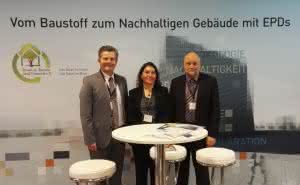 Der Informationsstand des IBU beim 8. Deutschen Nachhaltigkeitstag (v.l.n.r.): Håkon Hauan, Geschäftsführer von EPD Norge, Tina Kühmel und Dr. Burkhart Lehmann, IBU (Foto: Institut Bauen und Umwelt e.V.).