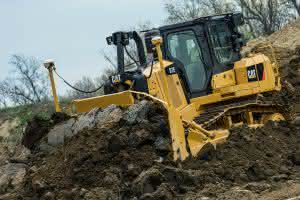 Damit die Cat D7E den neuesten Emissionsvorgaben der Stufe IV entspricht, wurde der Dozer nun überarbeitet. (Abb.: Caterpillar)