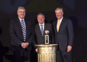 Bagger und Radlader: Zeppelin: Back-to-back-Erfolg als „Bester Vertriebs- und Servicepartner“ von Caterpillar Den „Global Dealer Excellence Award 2015“ in Form einer goldenen Weltkugel nahm Michael Heidemann (Mitte), Vorsitzender der Geschäftsführung der Zeppelin Baumaschinen GmbH, stellvertretend für das gesamte Unternehmen von Doug Oberhelman (rechts), dem Vorstandsvorsitzenden von Caterpillar, und Rob Charter (links), Caterpillar Vertriebsvorstand, entgegen. (Abb.: Caterpillar)