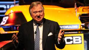 Lord Anthony Bamford, JCB-Chairman und Sohn des Firmengründers, ließ es sich nicht nehmen persönlich den neuen Hydradig der Fachpresse zu präsentieren. (Abb.: Baugewerbe) 
