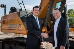 Steffen Thierfelder (links), CNH Industrial Business Director CE D-A-CH und Sven Kaliner, Geschäftsführender Gesellschafter SK Baumaschinen. (Abb.: Case) 