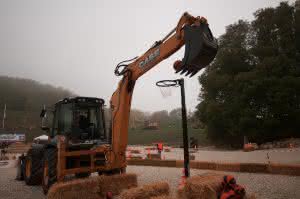 „Big Thunder Backhoe“ – Bei dieser Prüfung  mussten die Fahrer nacheinander fünf Bälle von fünf Ständern heben und aus unterschiedlichen Entfernungen in einen Basketballkorb werfen. (Abb.: Case) 