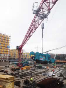 Der Hochbaukran hob den Maeda-Mobilkran von Cramo auf’s Zwischengeschoß. (Abb.: Cramo)