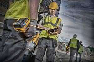 Mit der App "Dewalt Tool Connect" können Informationen zu den neuen 18,0 Volt-Akkus mit Bluetooth-Technologie abgerufen und Funktionen gesteuert werden. Der Anwender kann so z.B. sehen, ob sich alle Akkus innerhalb der Reichweite von ca. 30 Metern befinden, oder ihren Ladezustand überprüfen. (Abb.: Dewalt)