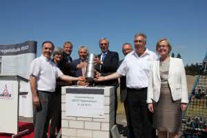 Sefa Cagan (Mitglied des Deutz Betriebsrates), Ute Berg (Wirtschaftsdezernentin der Stadt Köln), Hans Walter Klein (Geschäftsführer Goldbeck), Jürgen Roters (Oberbürgermeister der Stadt Köln), Dr. Helmut Leube (Vorstandsvorsitzender der Deutz AG), Michael Wellenzohn (Vorstandsmitglied der Deutz AG), Werner Scherer (Gesamtbetriebsratsvorsitzender der Deutz AG) und Dr. Margarete Haase (Vorstandsmitglied der Deutz AG) (v.l.n.r.).  