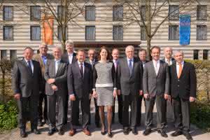 Vorstand und Geschäftsführung des IWM (v. li.): Ingo Rüdiger Lothmann, Thomas Utermöller, Dr. Andreas Weier, Andreas Neubeck, Michael Gieding, Heiko Werf, Heike Horn, Carsten Beier, Peter Sarantis (Vorsitzender), Bruno Reisch, Peter Hartmann, Peter Bednarek und Dr. Hans-Joachim Riechers (Hauptgeschäftsführer).  (Abb.: IWM e.V.)