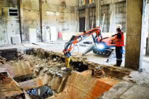 Der Husqvarna-Abbruchroboter DXR 270 bildet eine wirtschaftliche Kombination beim Rückbau der alten Kesselanlage in der Papierfabrik in Tornesch nördlich von Hamburg. (Abb.: Husqvarna)