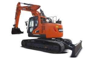 Bagger und Radlader: Doosan: Viele neue Funktionen ab Werk Zur Verbesserung der Widerstandsfähigkeit sind alle Modelle mit einem Luftvorfilter ausgestattet. Befindet sich Wasser im Kraftstoff ertönt jetzt ein akustischer Alarm um dauerhafte Schäden am Motor zu vermeiden. (Abb.: Doosan)
