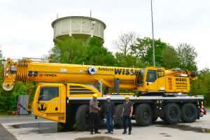 Bernhard Wissel, Eigentümer Autokran Wissel, Michael Zieger, Sales Manager, Terex Cranes und Klaus Kliesch, Kranfahrer Bei Autokran Wissel (v.l.n.r.). (Abb. : Terex)