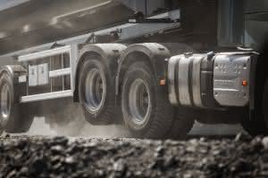 Bei der litftbaren Tandem-Antriebsachse von Volvo Trucks ist das Differenzial in der ersten Achse durch eine Klauenkupplung ersetzt. Dadurch lässt sich die zweite Antriebsachse auskuppeln und anheben. (Abb.: Volvo Trucks) 
