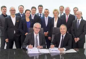 Heinrich Schulze, Geschäftsleiter Bilfinger Hochbau GmbH, Niederlassung Essen und Oliver P. Kuhrt, Geschäftsführer Messe Essen GmbH bei der Vertragsunterzeichnung. (Abb.:  Messe Essen)