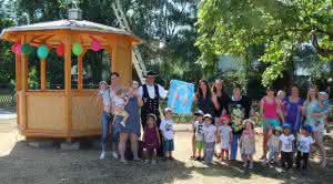Stefan Fink zusammen mit glücklichen Erzieherinnen und Kindern. (Abb.: Bau-Nordbaden)