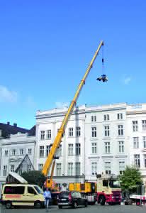 Für Arbeiten im Innenhof der Lübecker Altstadthäuser werden Maschinen von HKL per Kran an ihren Einsatzort transportiert. (Abb.: HKL)