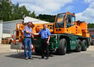 Dirk Koslowski, Leiter der Treffler-Niederlassung in Ingolstadt holte den frisch renovierten AC 40 City bei Alexander Schneble, Manager Repair Shop bei Terex Cranes in Bierbach, ab. (Abb.: Terex)