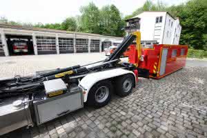 Der Palfinger Synchron Abrollkipper  speziell für Wechselladerfahrzeuge der Feuerwehr. (Abb.: Palfinger)