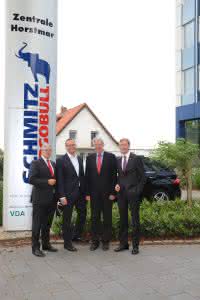 Ulrich Schöpker, Vorstand Vertrieb Schmitz Cargobull AG, Jens Spahn (MdB), Karl Schiewerling (MdB) und Andreas Busacker, Vorstand Finanzen Schmitz Cargobull AG (v.l.n.r.). (Abb.: Schmitz Cargobull)