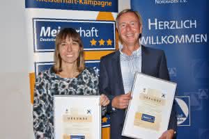 Christina Sauter (links) und Christoph Bruhn (rechts) freuen sich über die Auszeichnung. (Abb.: Bauwirtschaft Nordbaden)