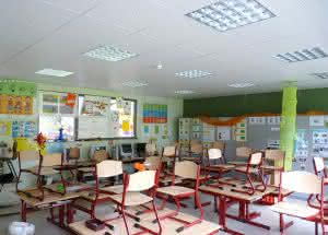 Im Rahmen der Rigips-Initiative „Gesundes Lernklima“ für saubere Raumluft in Schulen unterstützt das Unternehmen fünf Schulen bei der Sanierung von luftschadstoffbelasteten Klassenräumen mit „Activ’Air“-Material im Wert von jeweils 10.000 Euro. (Abb.: Saint-Gobain Rigips GmbH) 