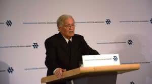 ZDB-Präsident Dr. Hans-Hartwig Loewenstein musste die ursprüngliche Prognose leicht nach unten korrigieren. (Abb.: Baugewerbe) 