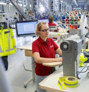 Reparaturen und notwendige Nach-Ausrüstungen von Schutzkleidung sind im MEWA Textil-Management nicht nur inklusive, sondern werden auch von geschulten Mitarbeitern mit den notwendigen Materialien ausgeführt. (Foto: MEWA)