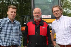 Artikelsuche: Volvo CE: Swecon-Mietpartner erfolgreich angeschlossen Mietpartner Gose Landtechnik: Alexander Grabbert (Vermietung Regionalleiter Ost, Swecon Baumaschinen GmbH), Peter Gose (Geschäftsführer Gose Landtechnik), Thomas Kremser (Vermietung Regionalleiter West, Swecon Baumaschinen GmbH). (Abb.: Volvo CE)