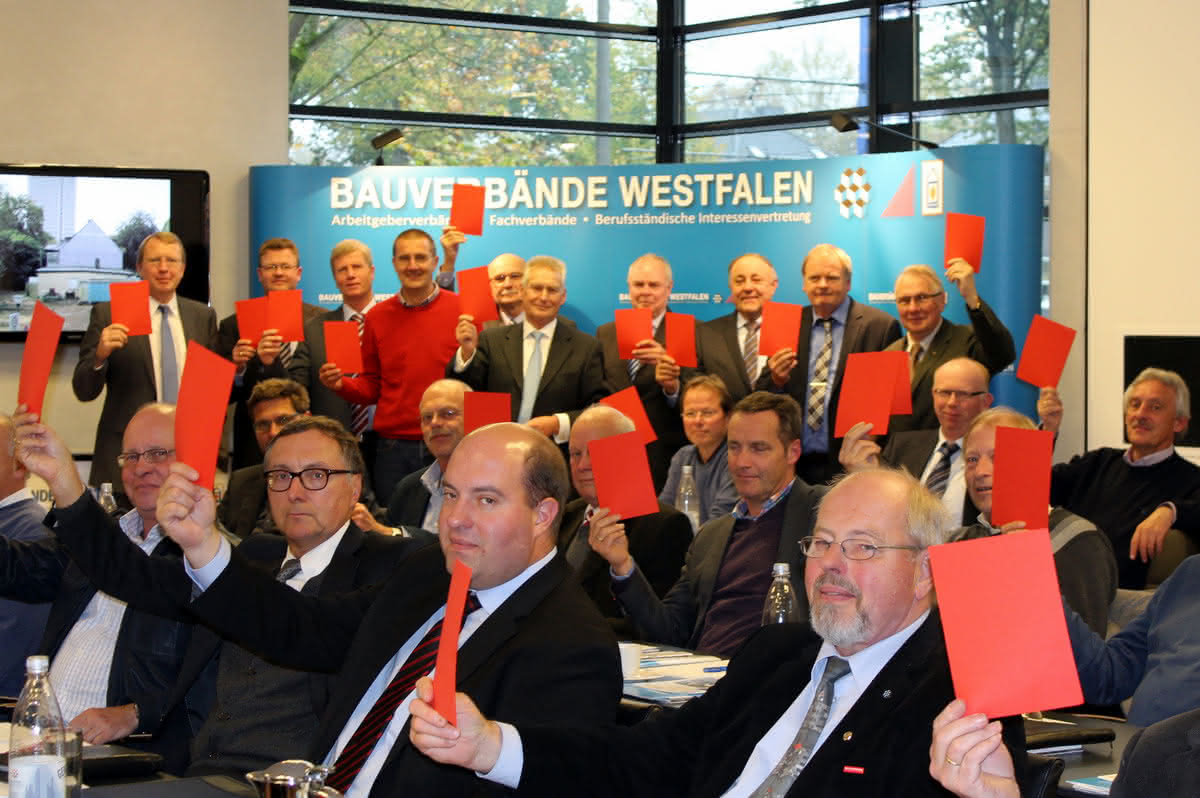 Die Vertreter der 33 Bau-Innungen in Westfalen zeigten auf ihrer Mitgliederversammlung in Dortmund der Gewerbesteuererhöhung die rote Karte.  (Abb.: Bauverbände Westfalen)